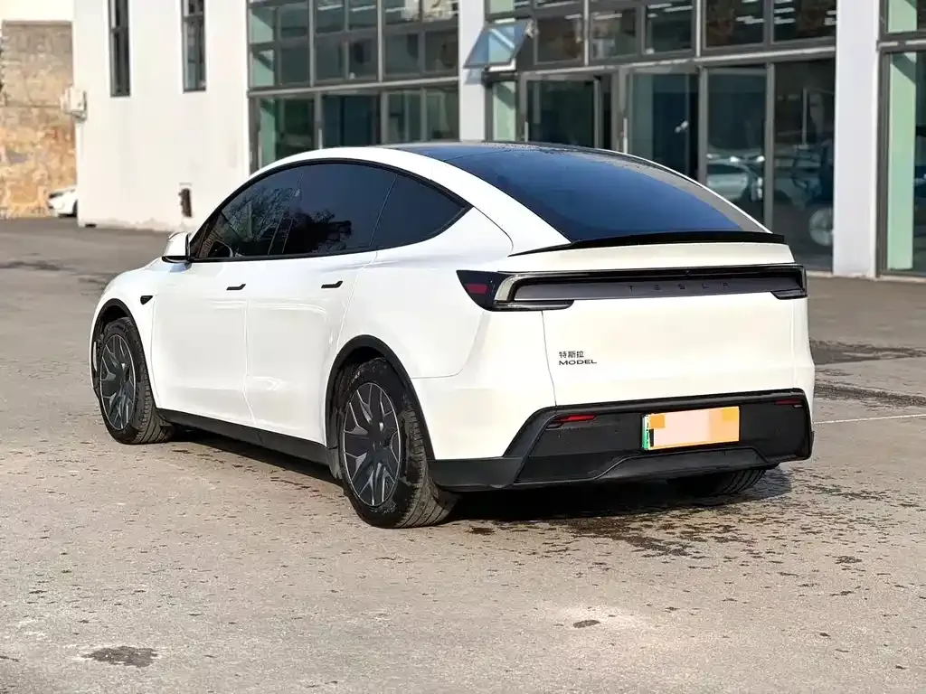 Tesla Model Y L — фото 5