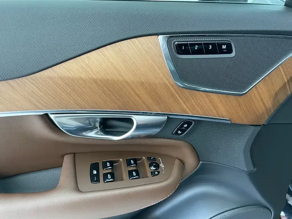 Volvo XC90 — фото 10
