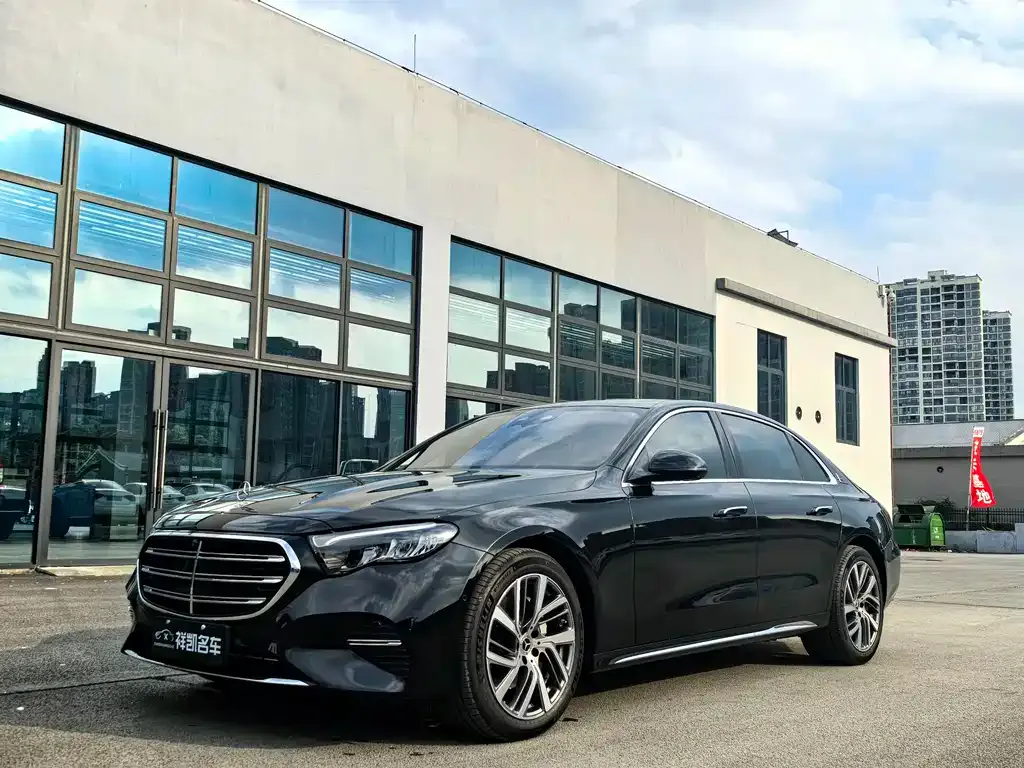 Mercedes-Benz E-Class — фото 1