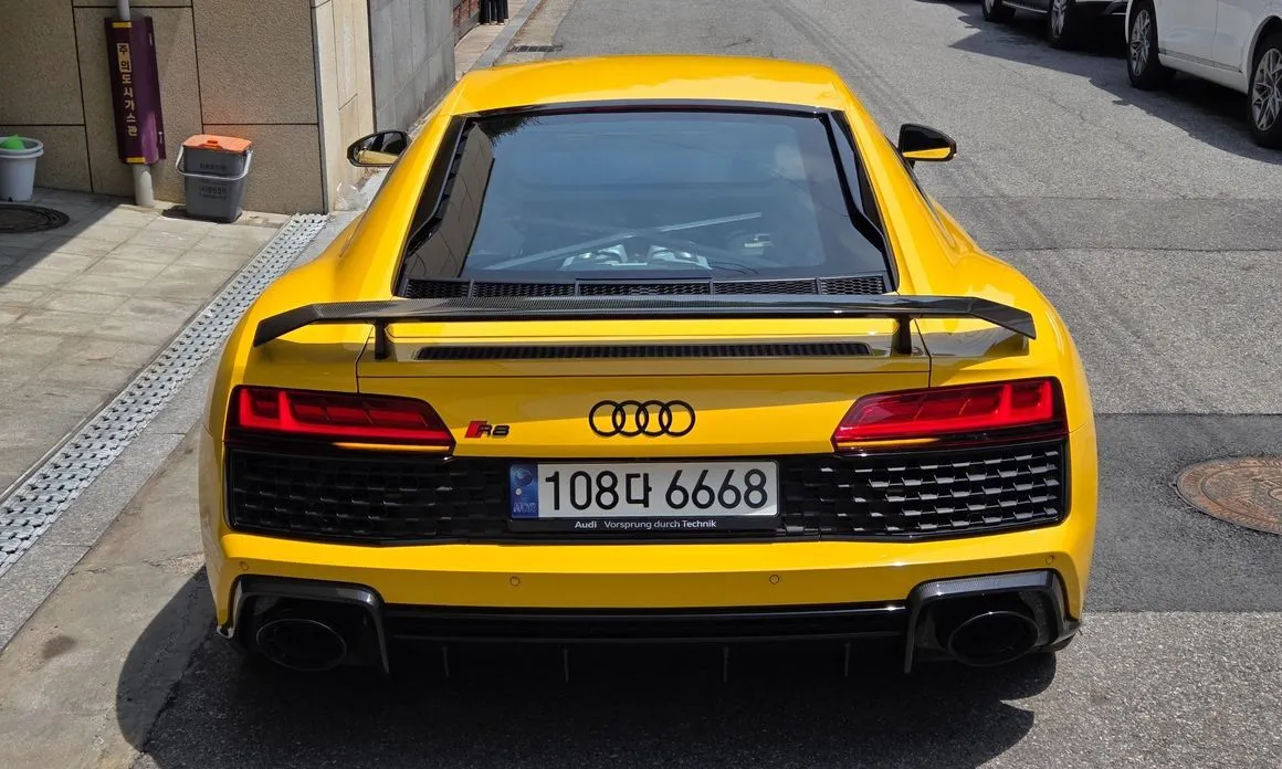 Audi R8 — фото 9