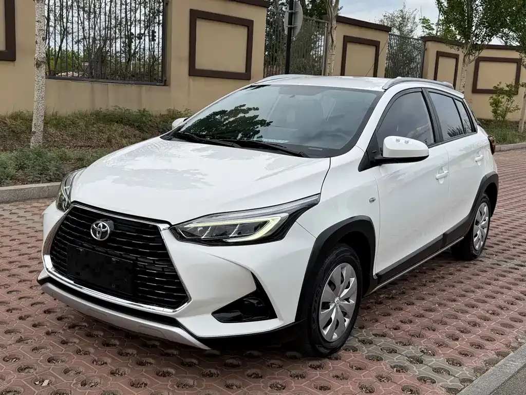 Toyota Yaris L — фото 1