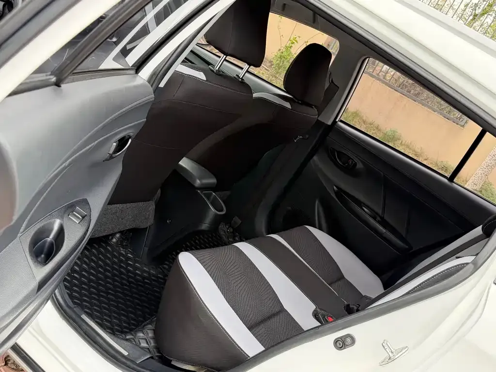Toyota Yaris L — фото 4
