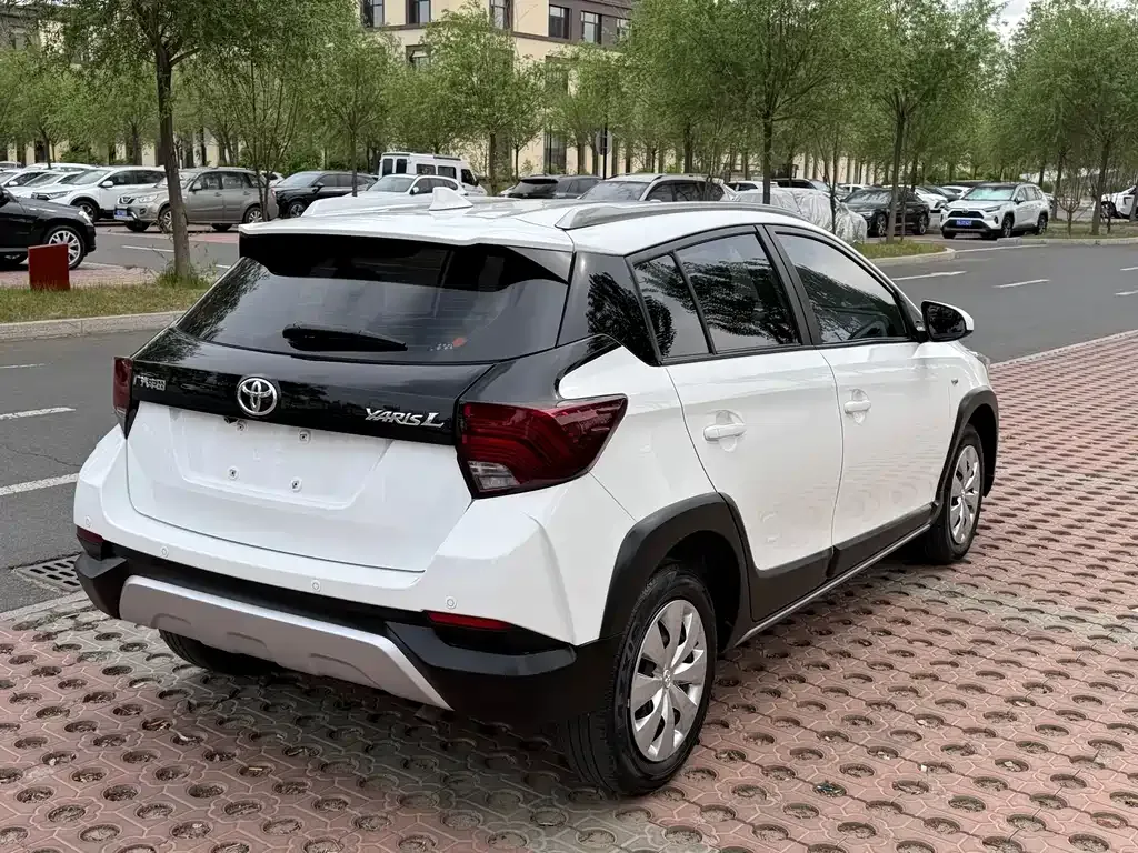 Toyota Yaris L — фото 8