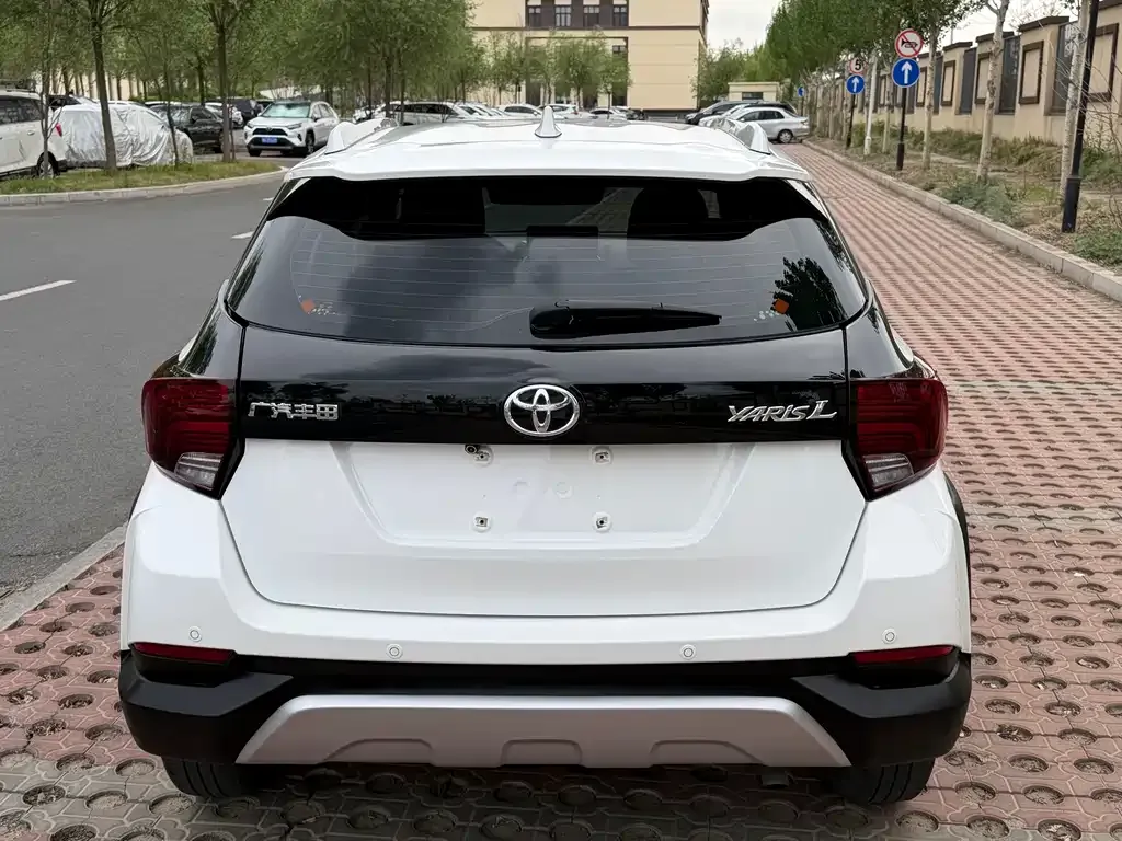Toyota Yaris L — фото 7