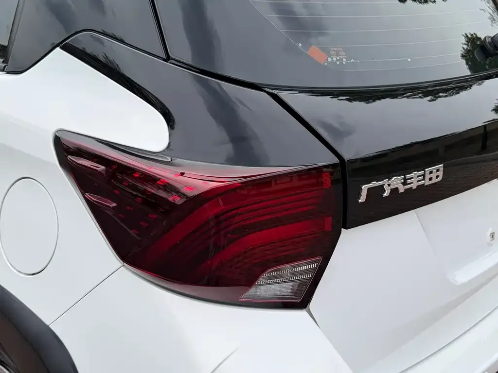Toyota Yaris L — фото 2