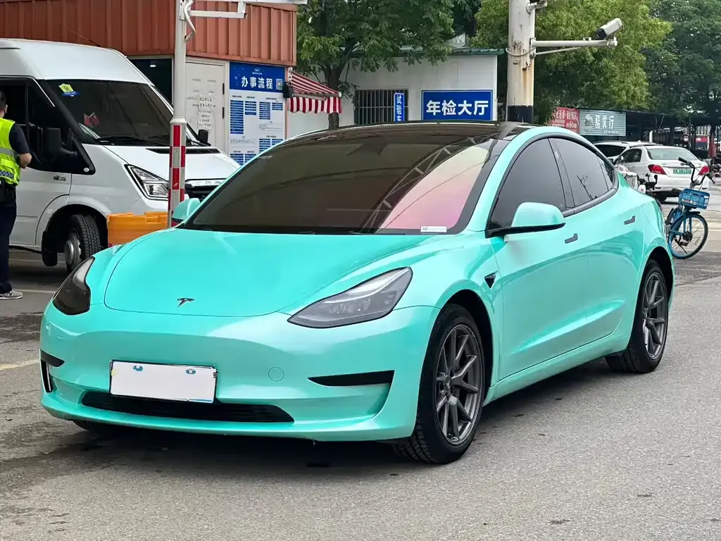 Tesla Model 3 — фото 1