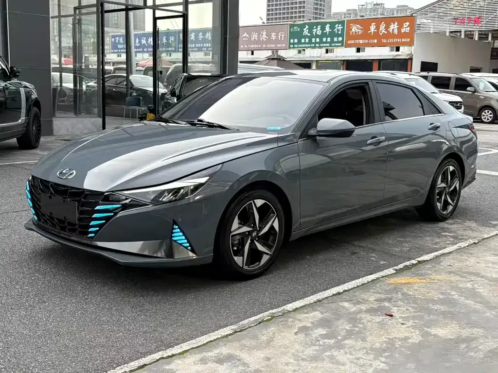 Hyundai Elantra — фото 1