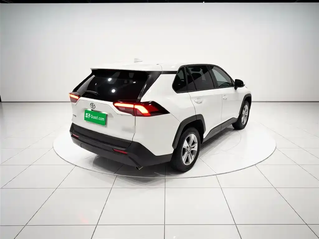 Toyota RAV4 — фото 2
