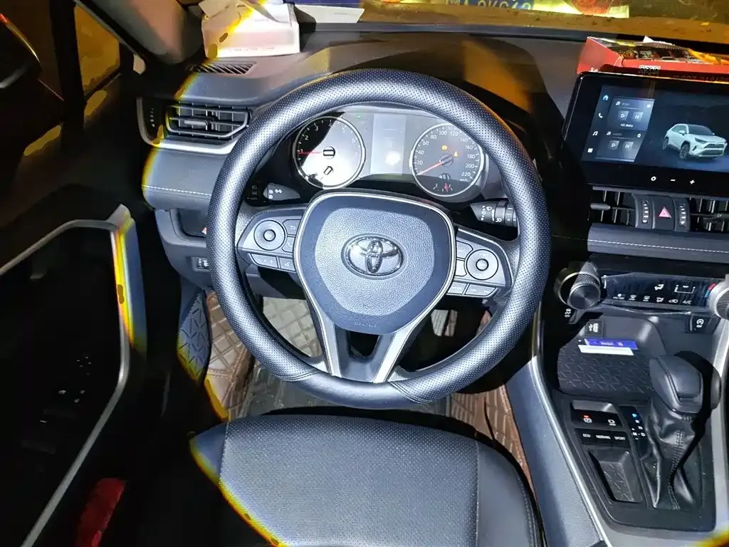 Toyota RAV4 — фото 8