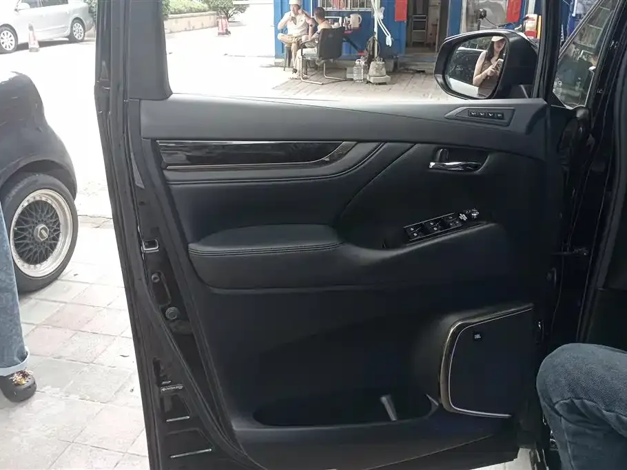 Toyota Vellfire — фото 7