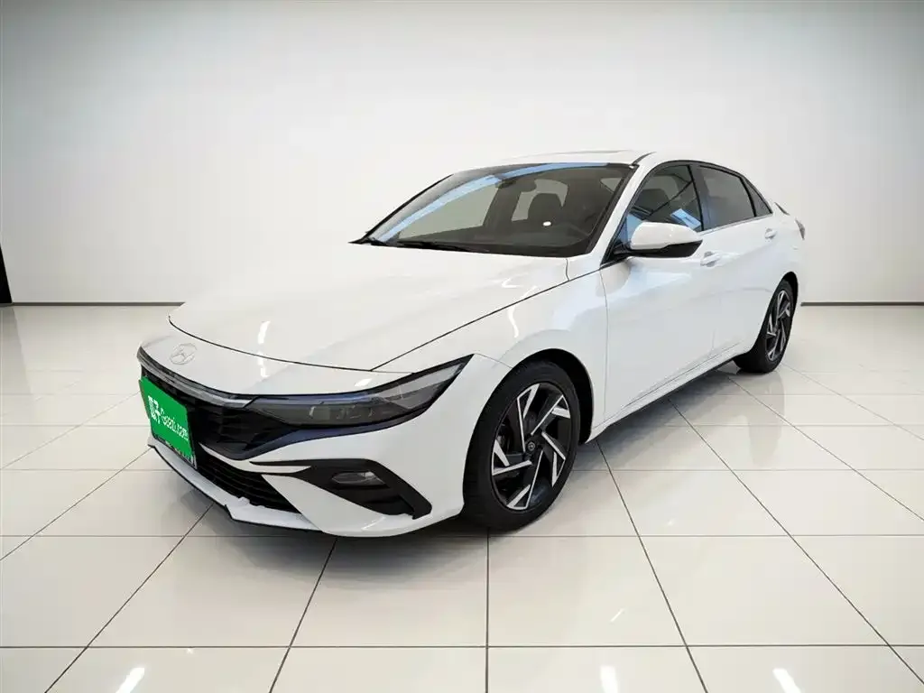 Hyundai Elantra — фото 1