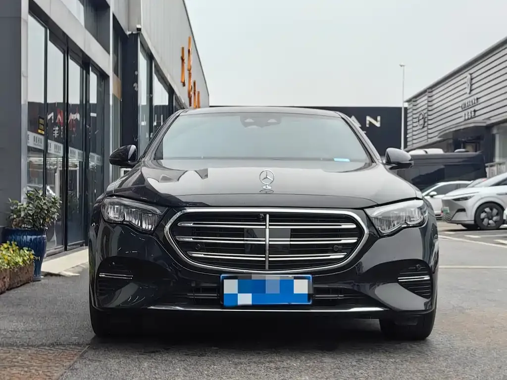 Mercedes-Benz E-Class — фото 1
