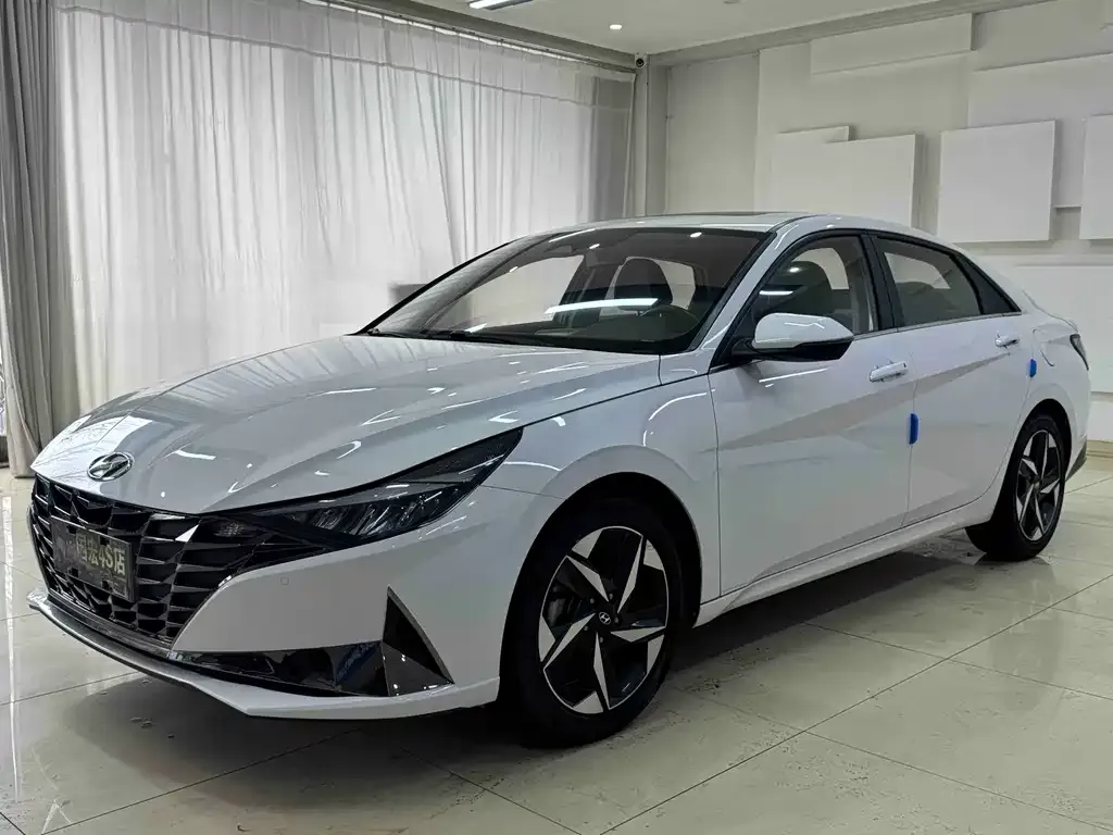 Hyundai Elantra — фото 1