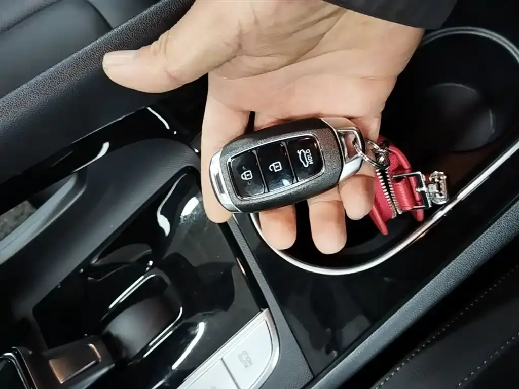 Hyundai Elantra — фото 3