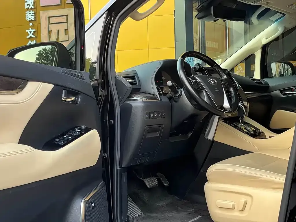Toyota Alphard — фото 5