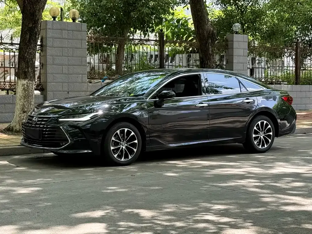 Toyota Avalon — фото 1