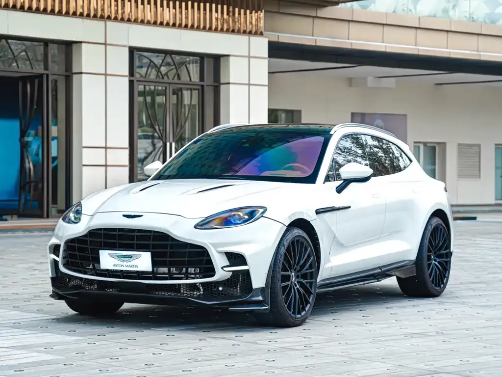 Aston Martin DBX — фото 1
