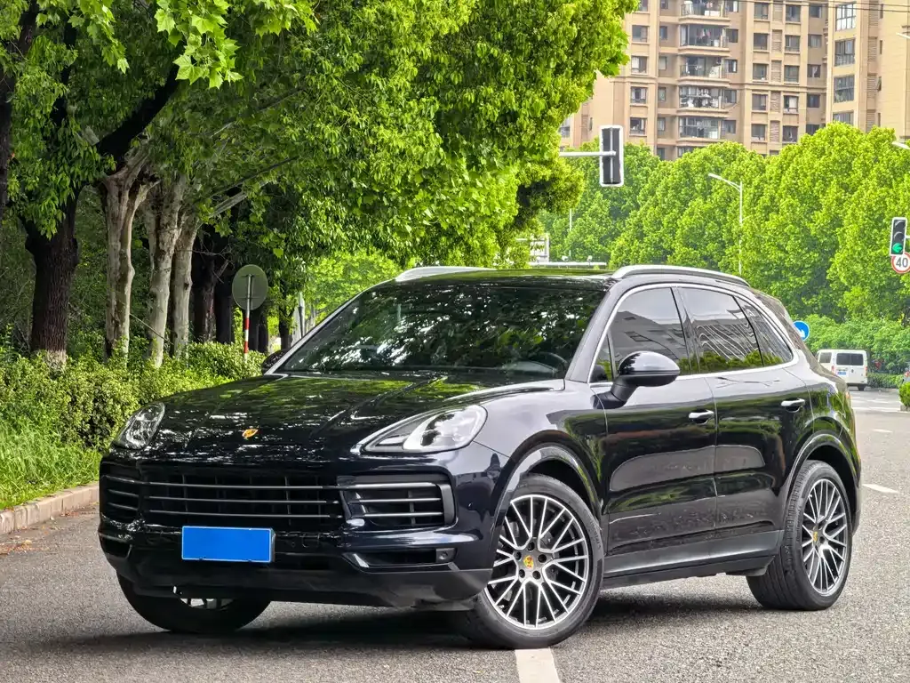 Porsche Cayenne — фото 1