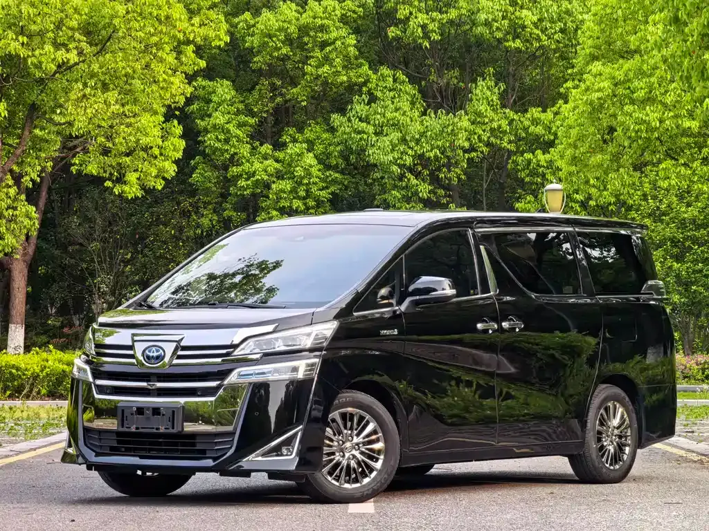 Toyota Vellfire — фото 1