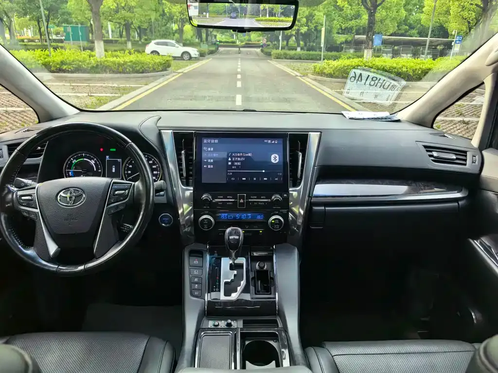 Toyota Vellfire — фото 3