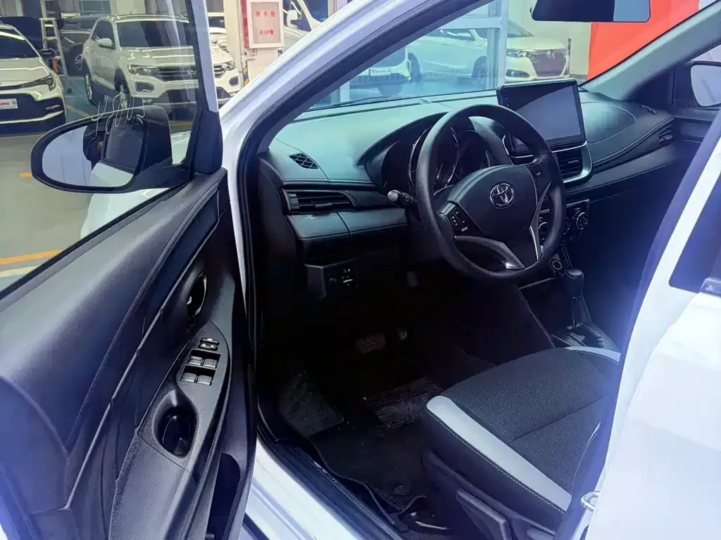 Toyota Yaris L — фото 2