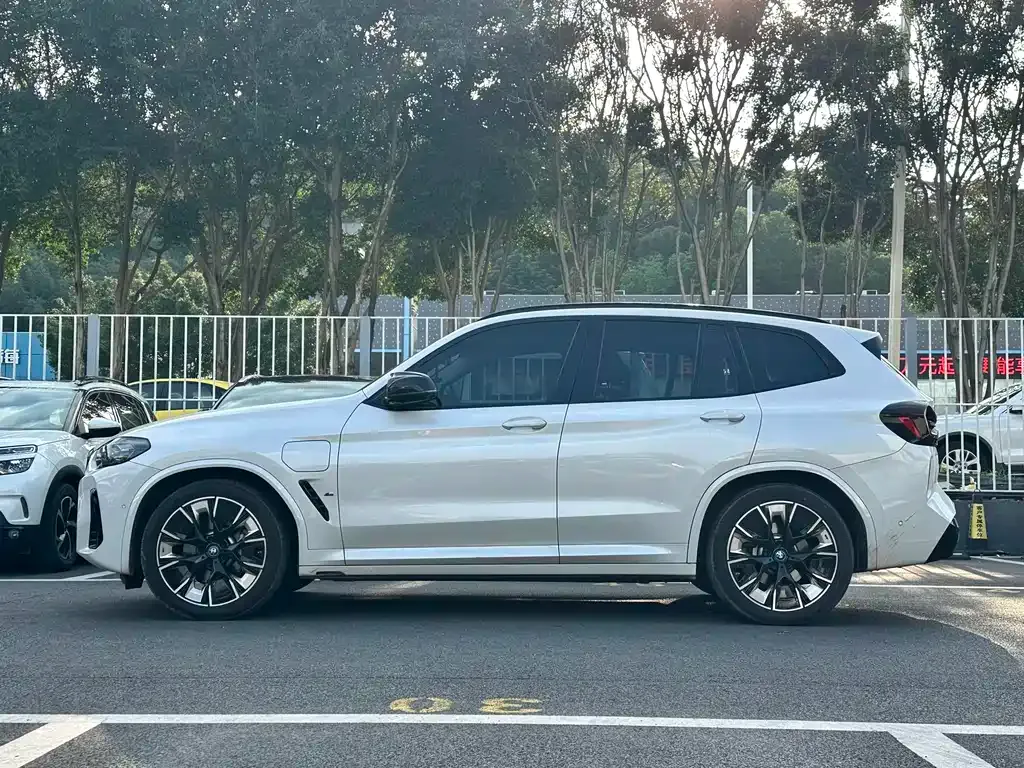 BMW iX3 — фото 9