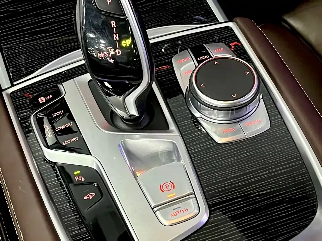 BMW 7 Series — фото 10