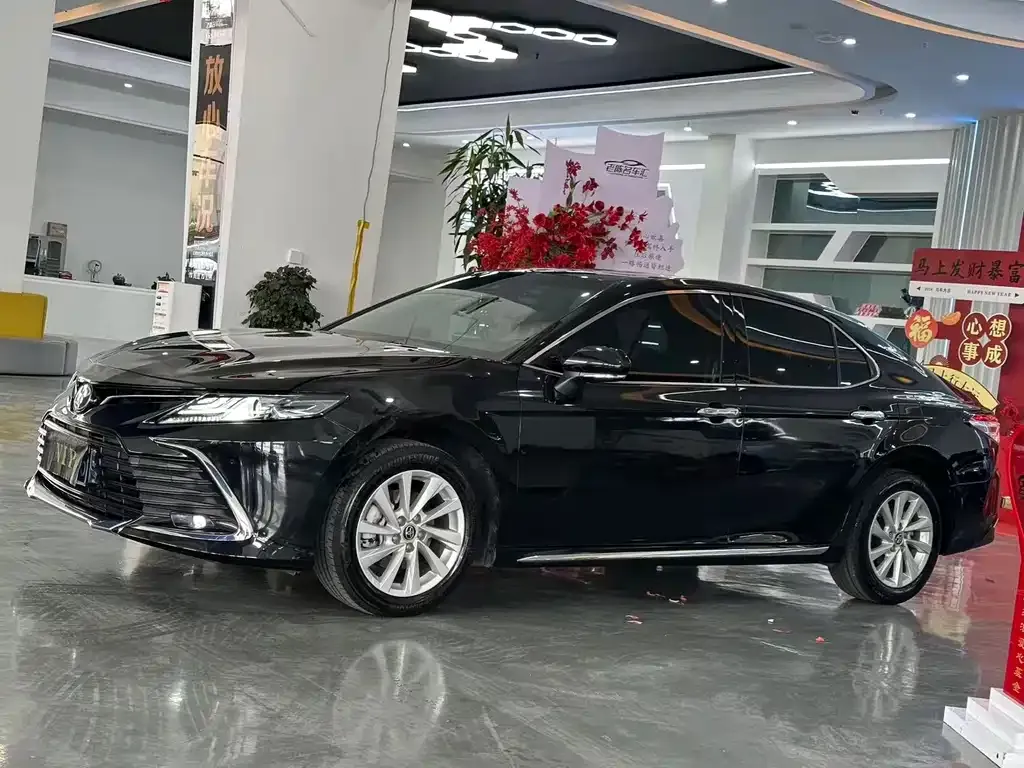 Toyota Camry — фото 1