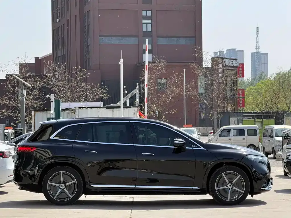 Mercedes-Benz EQS SUV — фото 7