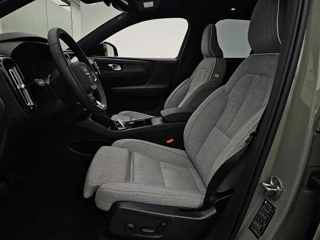 Volvo XC40 NEV — фото 5