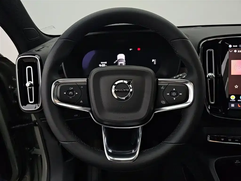 Volvo XC40 NEV — фото 3