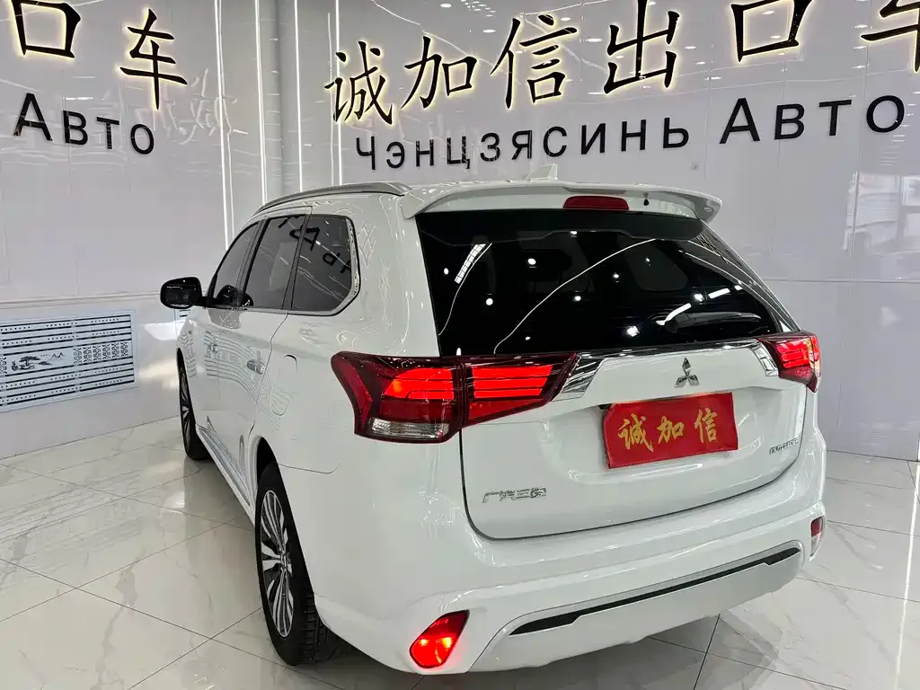 Mitsubishi Outlander — фото 7