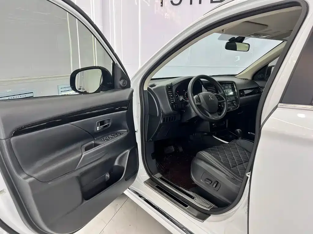 Mitsubishi Outlander — фото 10