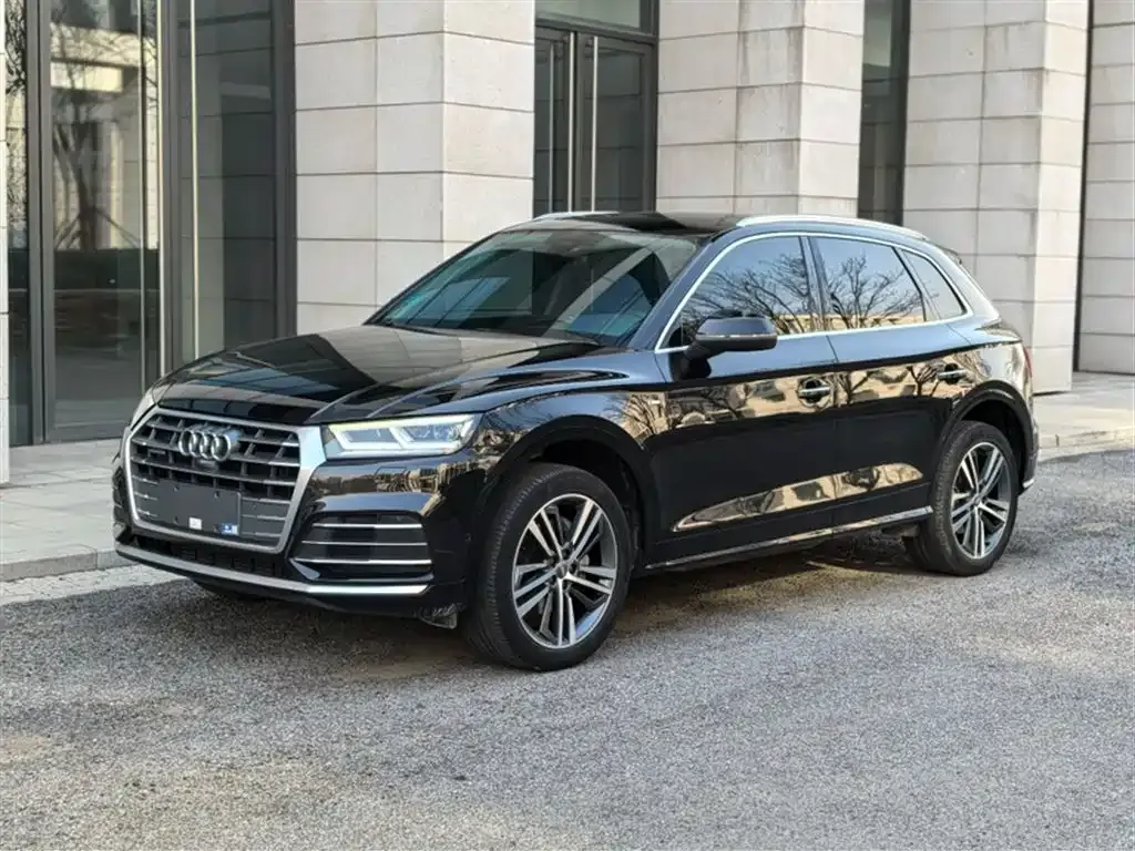 Audi Q5L — фото 1