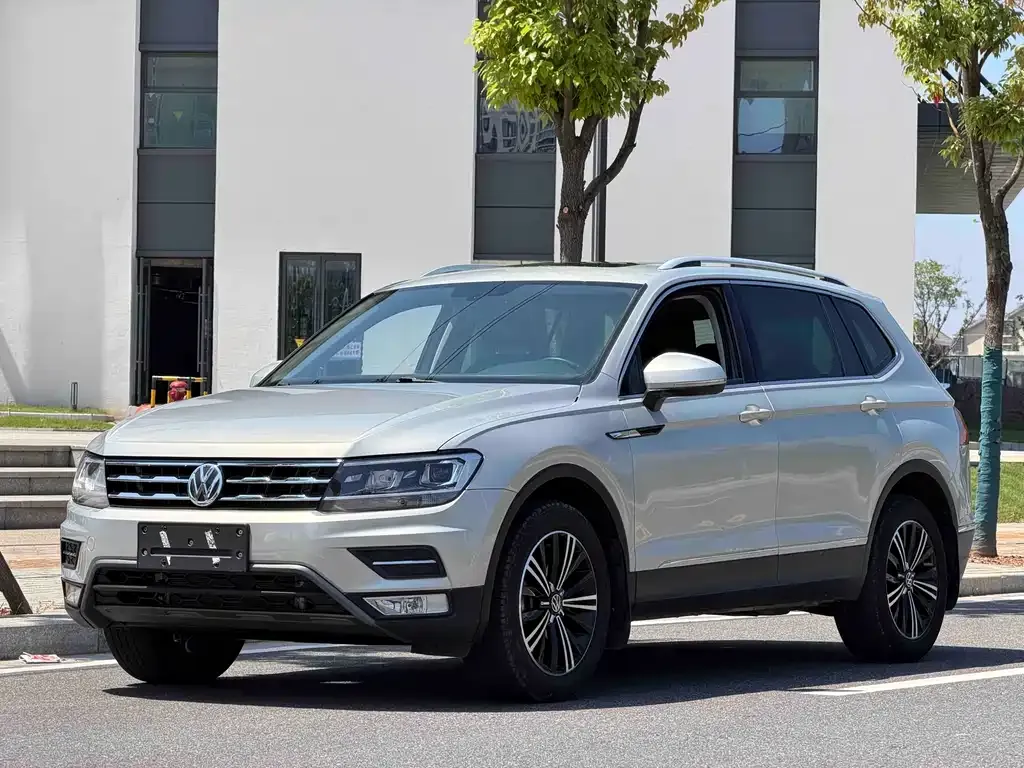 Volkswagen Tiguan L — фото 1
