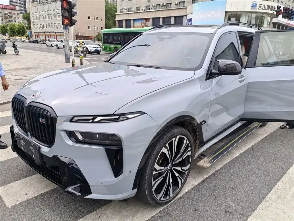 BMW X7 M60i — фото 1