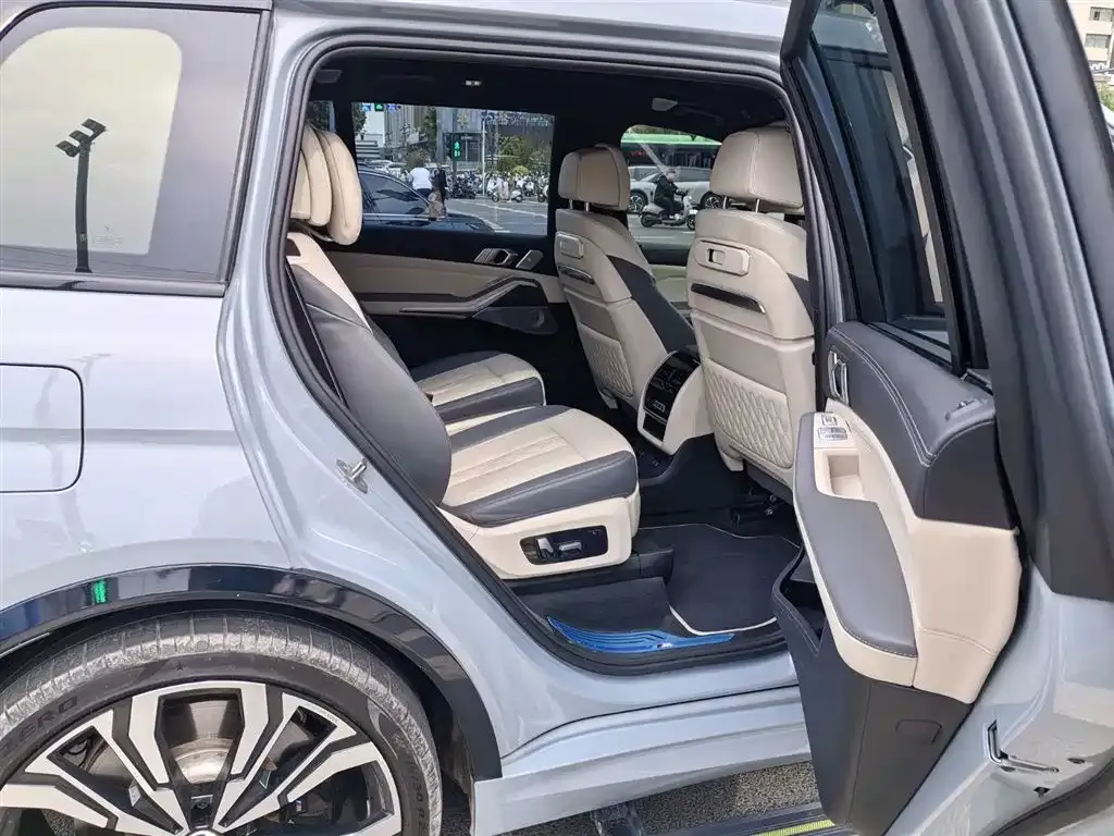 BMW X7 M60i — фото 2