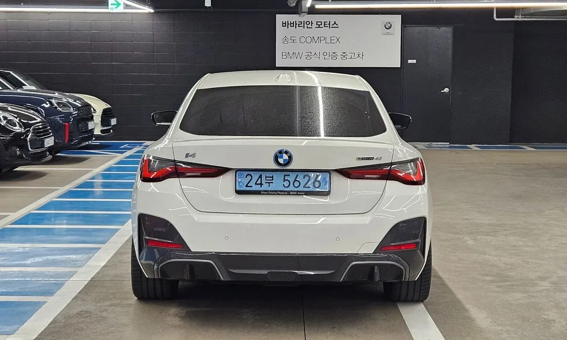 BMW i4 — фото 8
