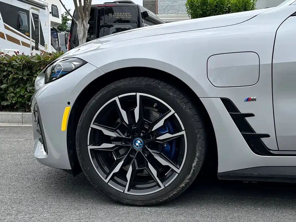 BMW i4 M — фото 10