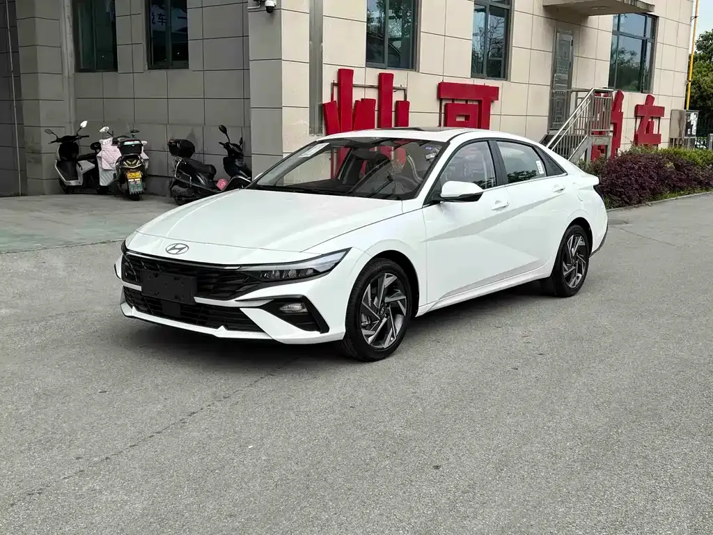 Hyundai Elantra — фото 1