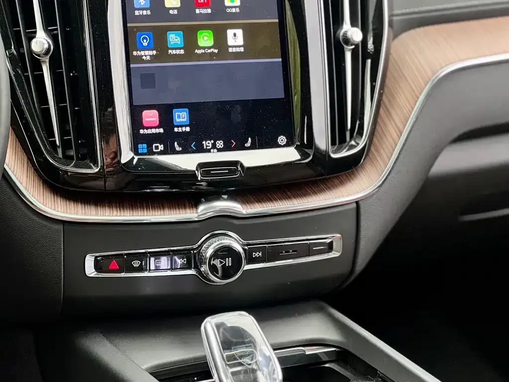 Volvo XC60 — фото 9