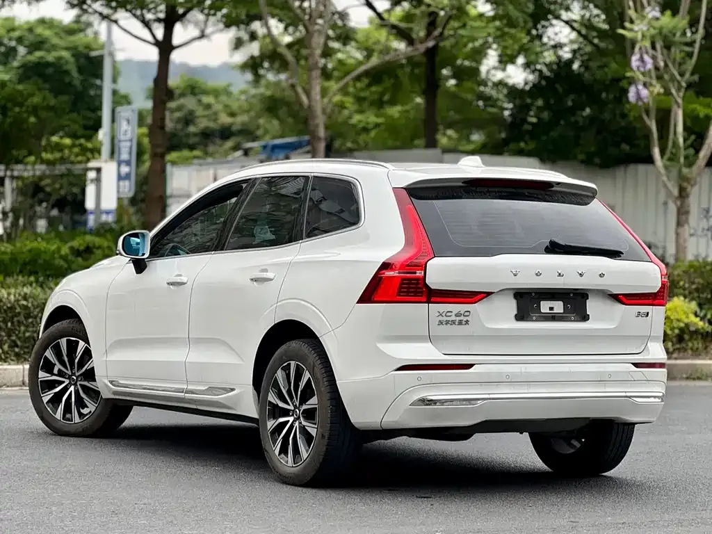 Volvo XC60 — фото 8