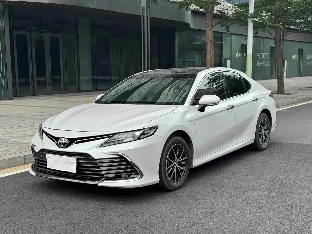 Toyota Camry — фото 1