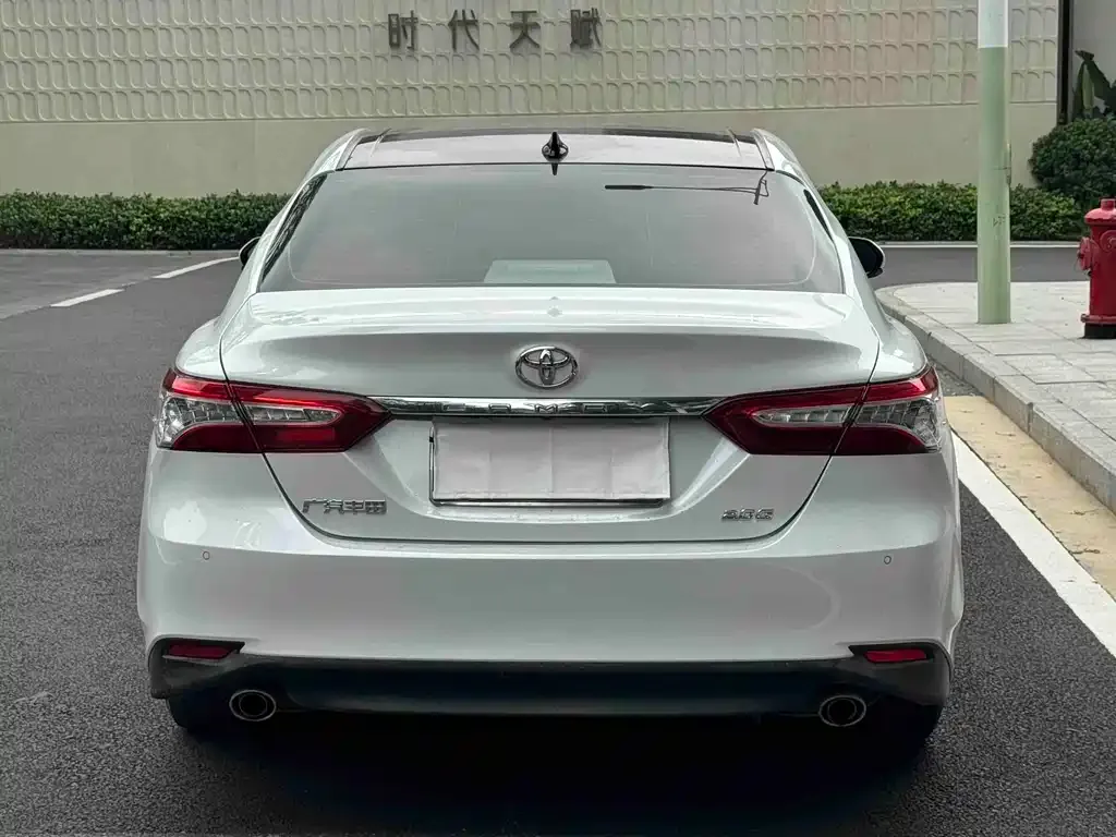 Toyota Camry — фото 2