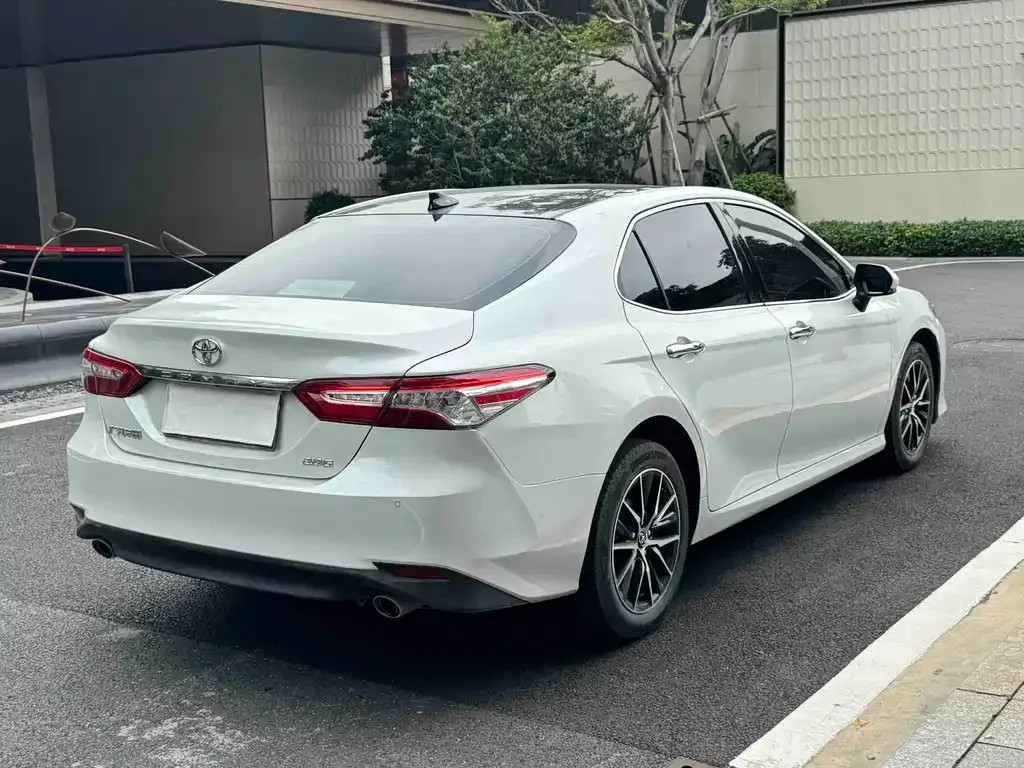 Toyota Camry — фото 6