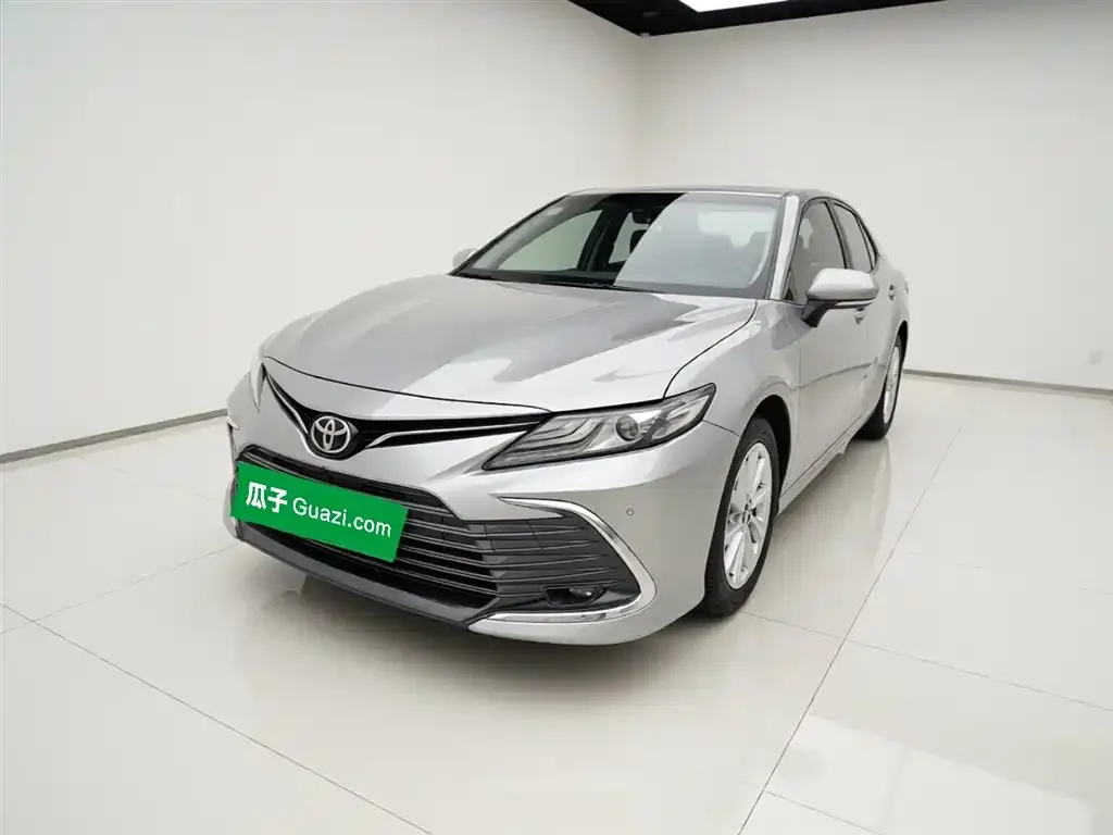 Toyota Camry — фото 1
