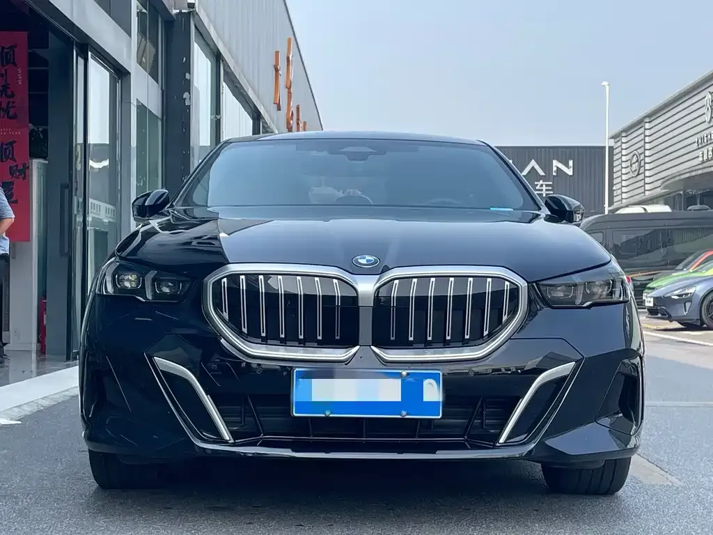 BMW 5 Series — фото 1