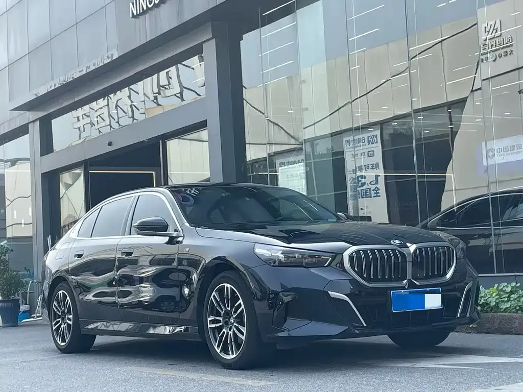 BMW 5 Series — фото 10