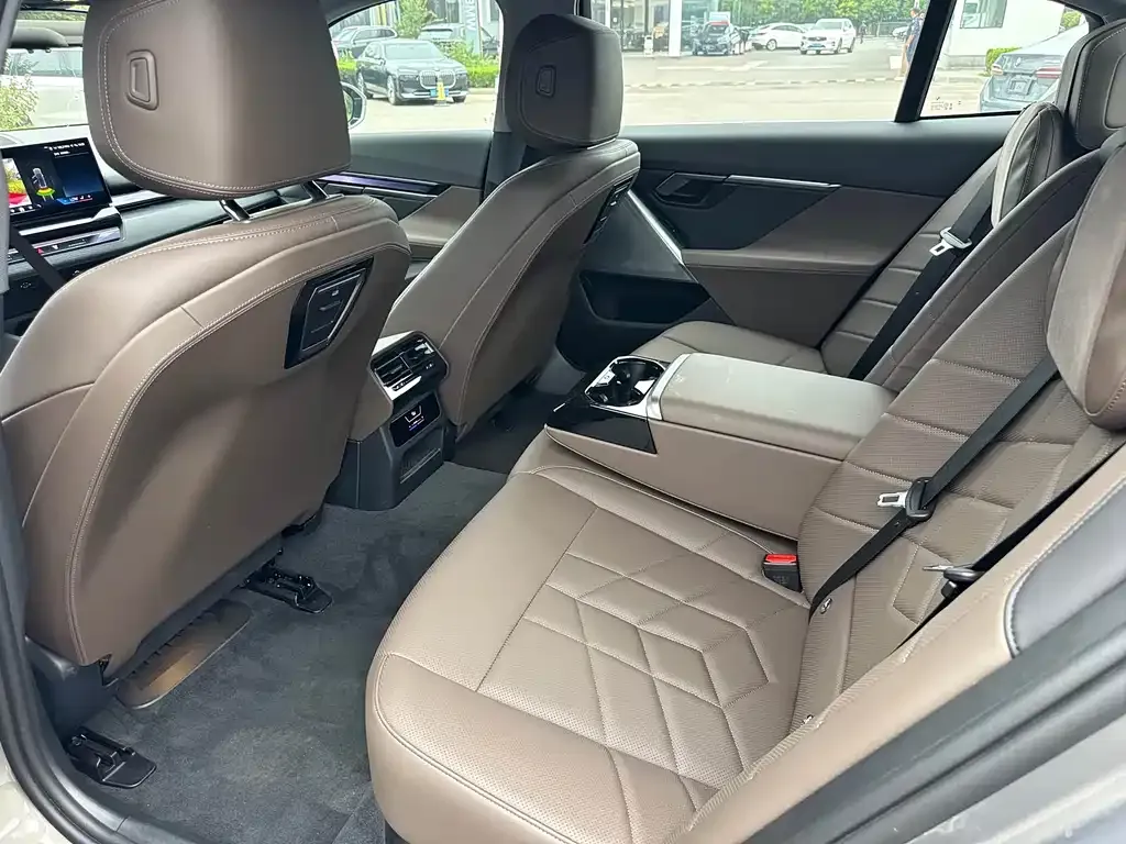 BMW i5 — фото 2