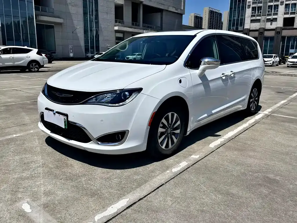 Chrysler Grand Voyager PHEV (Import) — фото 1
